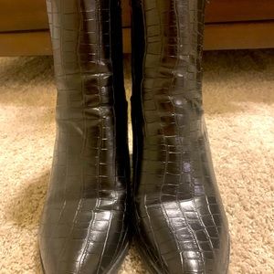 Stylish ankle boots. Like new.